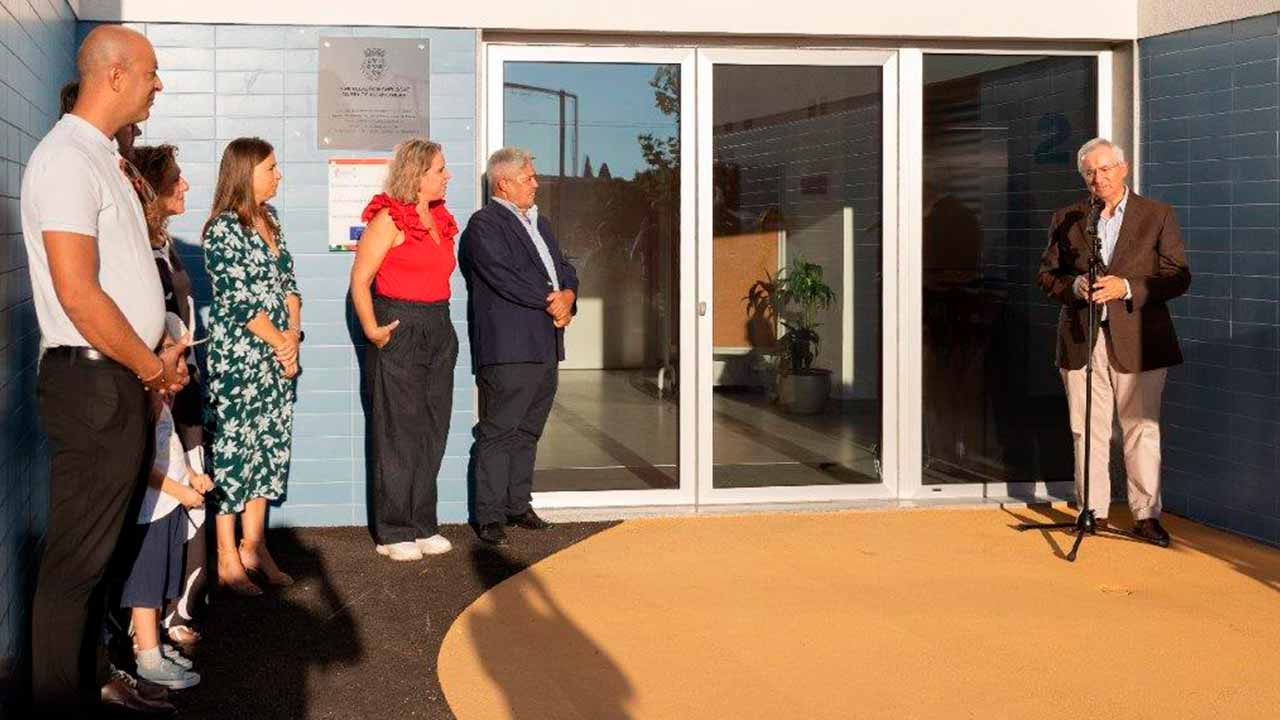 Num investimento de 1,912 milhões de euros, comparticipado a 80 por cento pelos fundos europeus, a Escola Básica de Alcantarilha inaugura remodelada e ampliada.