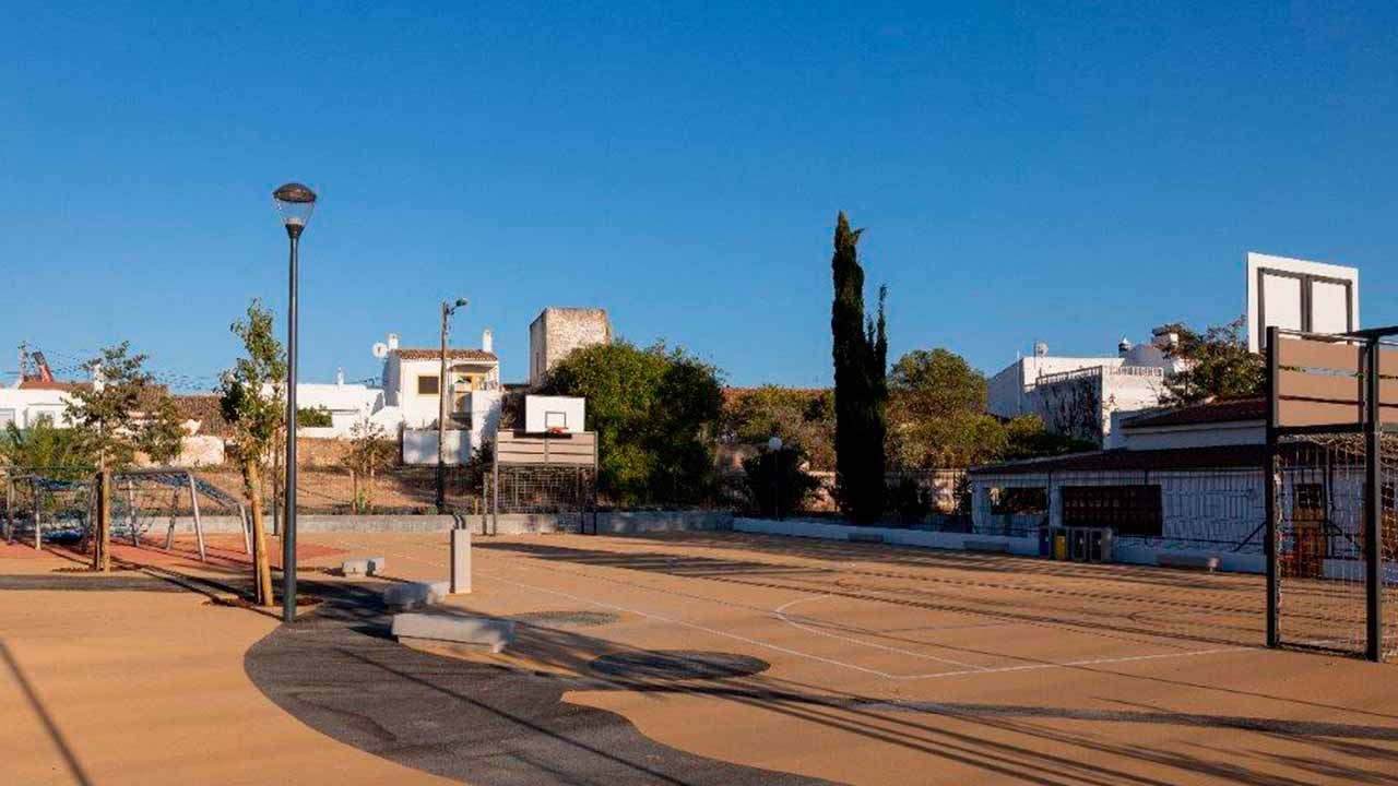 Num investimento de 1,912 milhões de euros, comparticipado a 80 por cento pelos fundos europeus, a Escola Básica de Alcantarilha inaugura remodelada e ampliada.