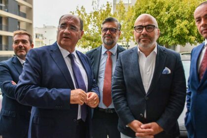 Miguel Pinto Luz, ministro das infraestruturas, garantiu hoje que vai ajudar o município de Faro a expandir o perímetro urbano e encontrar terrenos para a construção de mais habitação acessível e a custos controlados.