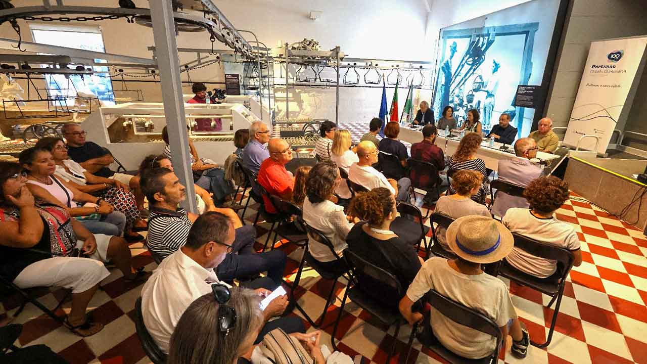 Catálogo da exposição «Histórias que o rio nos traz» reúne valiosos fragmentos sobre o passado de Portimão.