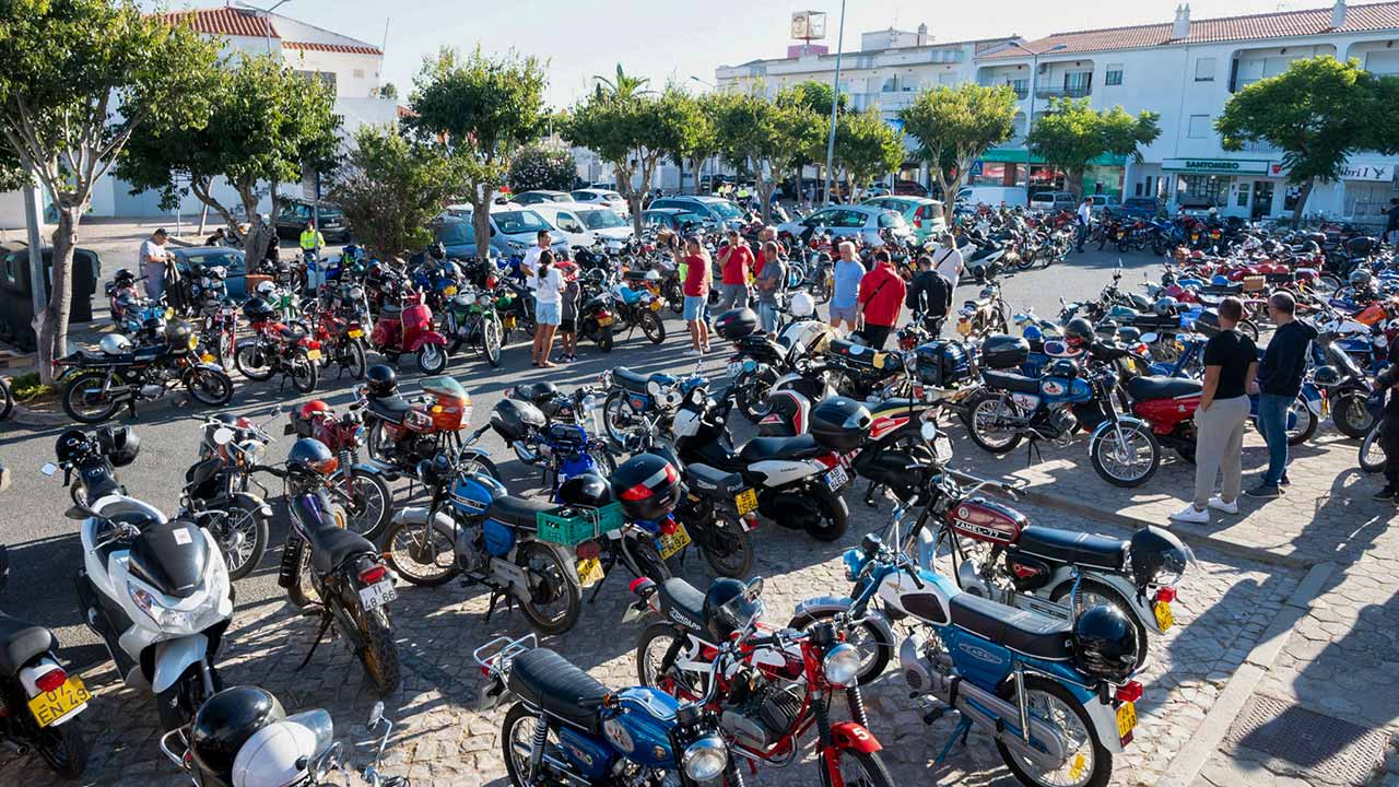 Mais de 300 participantes animaram o Encontro Solidário de Motorizadas Antigas, que decorreu na freguesia da Guia, no domingo, dia 8.