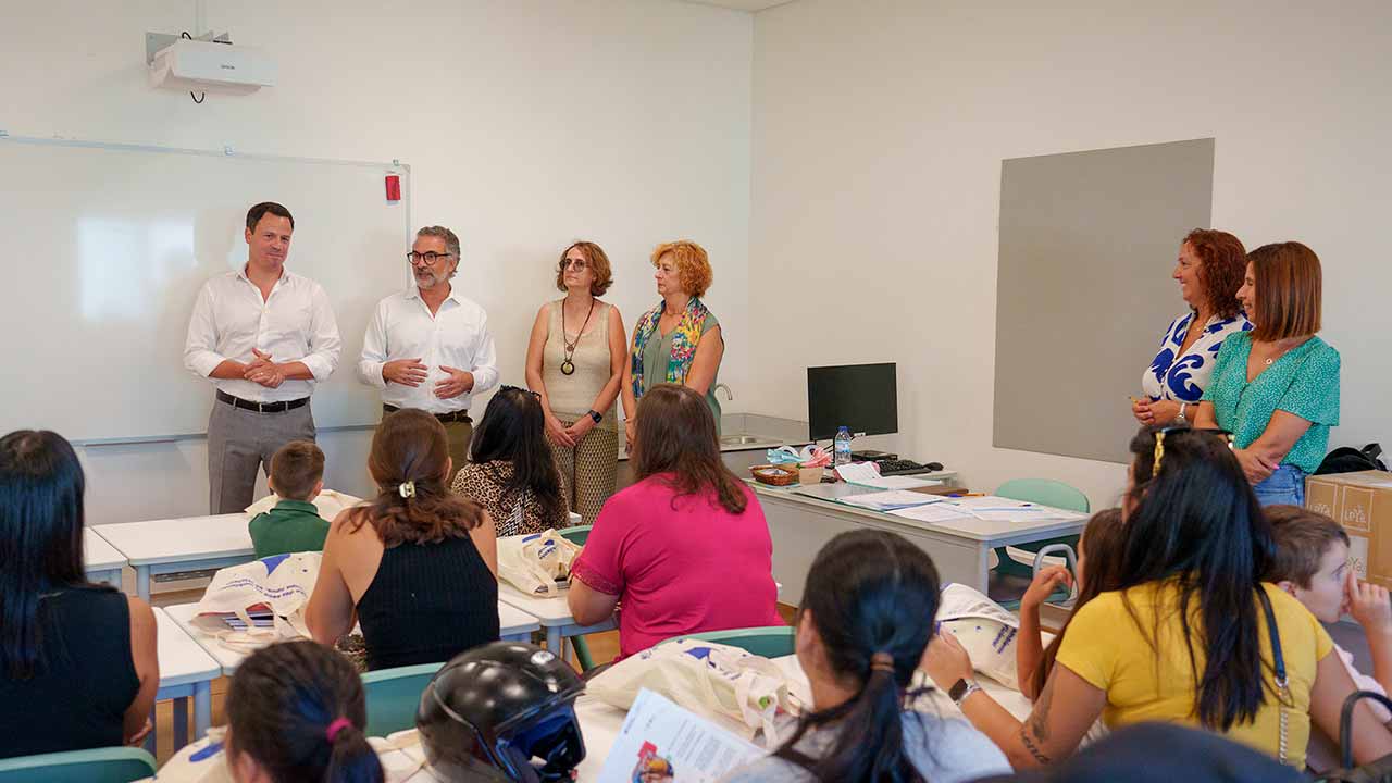 António Miguel Pina assinalou o início do novo ano letivo em Olhão com a entrega de materiais escolares a 1.740 alunos do 1.º Ciclo.
