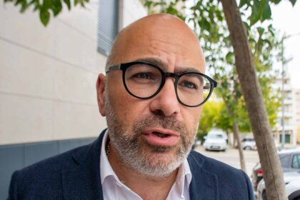 O ministro das infraestruturas Miguel Pinto Luz felicitou hoje em Faro Luís Montenegro, reeleito presidente do Partido Social Democrata (PSD).