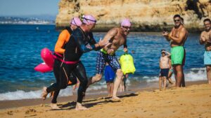 Swim Party começou na praia do Carvalho, passou pela praia do Vale de Centeanes e do Carvoeiro e terminou na praia dos Caneiros.