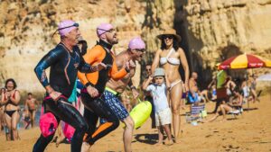 Swim Party começou na praia do Carvalho, passou pela praia do Vale de Centeanes e do Carvoeiro e terminou na praia dos Caneiros.