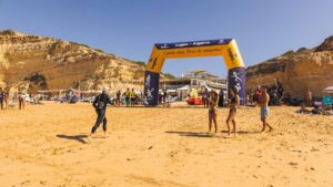 Swim Party começou na praia do Carvalho, passou pela praia do Vale de Centeanes e do Carvoeiro e terminou na praia dos Caneiros.