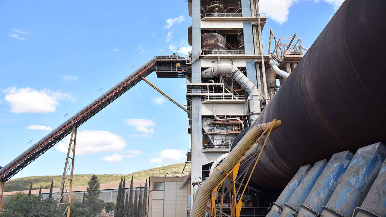 Águas do Algarve procura novos usos paras as lamas desidratadas do tratamento de água para consumo humano usadas na produção de cimento, com o projeto CIRCULamETA.