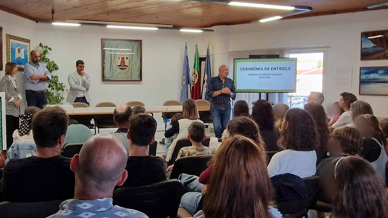 Os 14 melhores alunos do concelho de Aljezur, entre o 4.º e o 9.º ano, foram distinguidos com o Prémio de Mérito Escolar: 500 euros e um diploma.