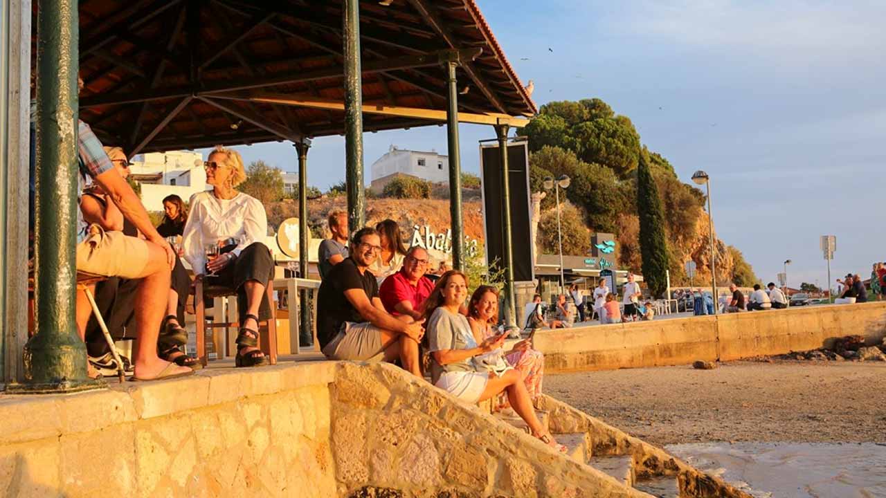O cenário típico da antiga lota volta a ser palco para a degustação dos melhores vinhos produzidos na região de Portimão, no Alvor Wine Tasting.