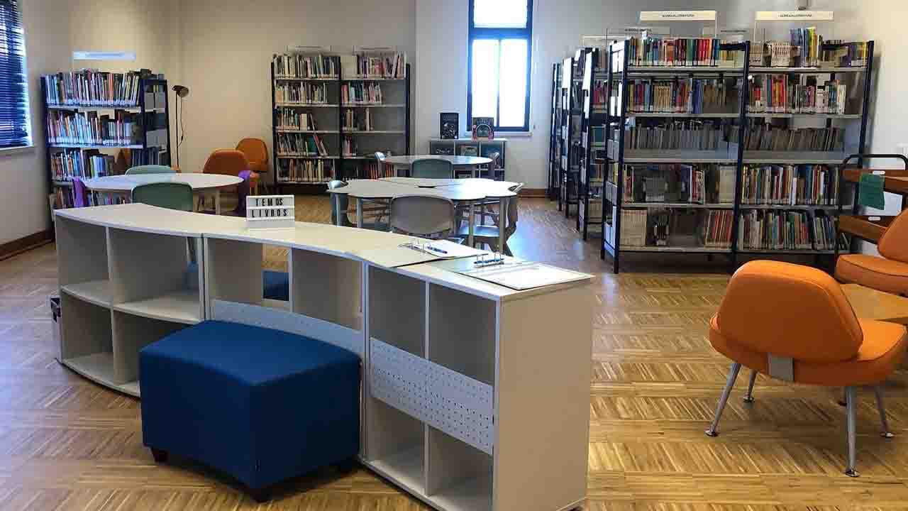 A Biblioteca da Escola EB 2/3 Dr. António João Eusébio, em Moncarapacho, foi renovada com o objetivo de modernizar o espaço.