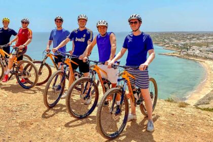 O cicloturismo é um nicho em que cada vez mais pequenas e médias empresas apostam, sobretudo junto nos trilhos junto à costa e na serra, onde os passeios de bicicleta podem ser tranquilos ou cheios de adrenalina.