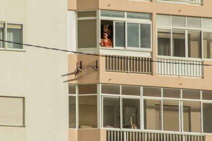 O crédito à habitação em Portugal em percentagem do PIB quadruplicou entre 1970 e 2022, mas menos de 5% das famílias esgotam mais de 40% do seu rendimento disponível nos encargos com a casa, contra 9% na União Europeia.