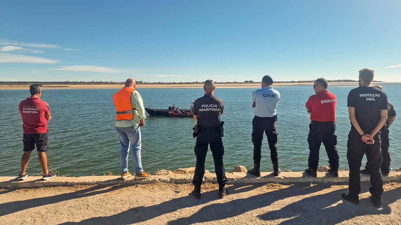 As buscas pela mulher de 44 anos que alegadamente desapareceu na noite de segunda-feira, dia 30 de setembro, em Vila Real de Santo António, foram interrompidas ao final da tarde de ontem sem que se tivesse encontrado a vítima.