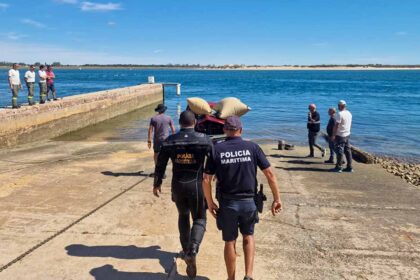 As buscas pela mulher de 44 anos que alegadamente desapareceu na noite de segunda-feira, dia 30 de setembro, em Vila Real de Santo António, foram interrompidas ao final da tarde de ontem sem que se tivesse encontrado a vítima.