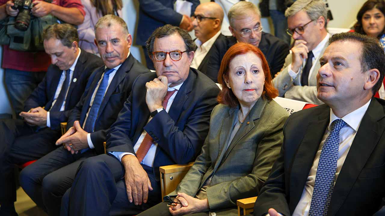 A assinatura do contrato, na sede da AHETA, em Albufeira, na terça-feira, dia 22 de outubro.
