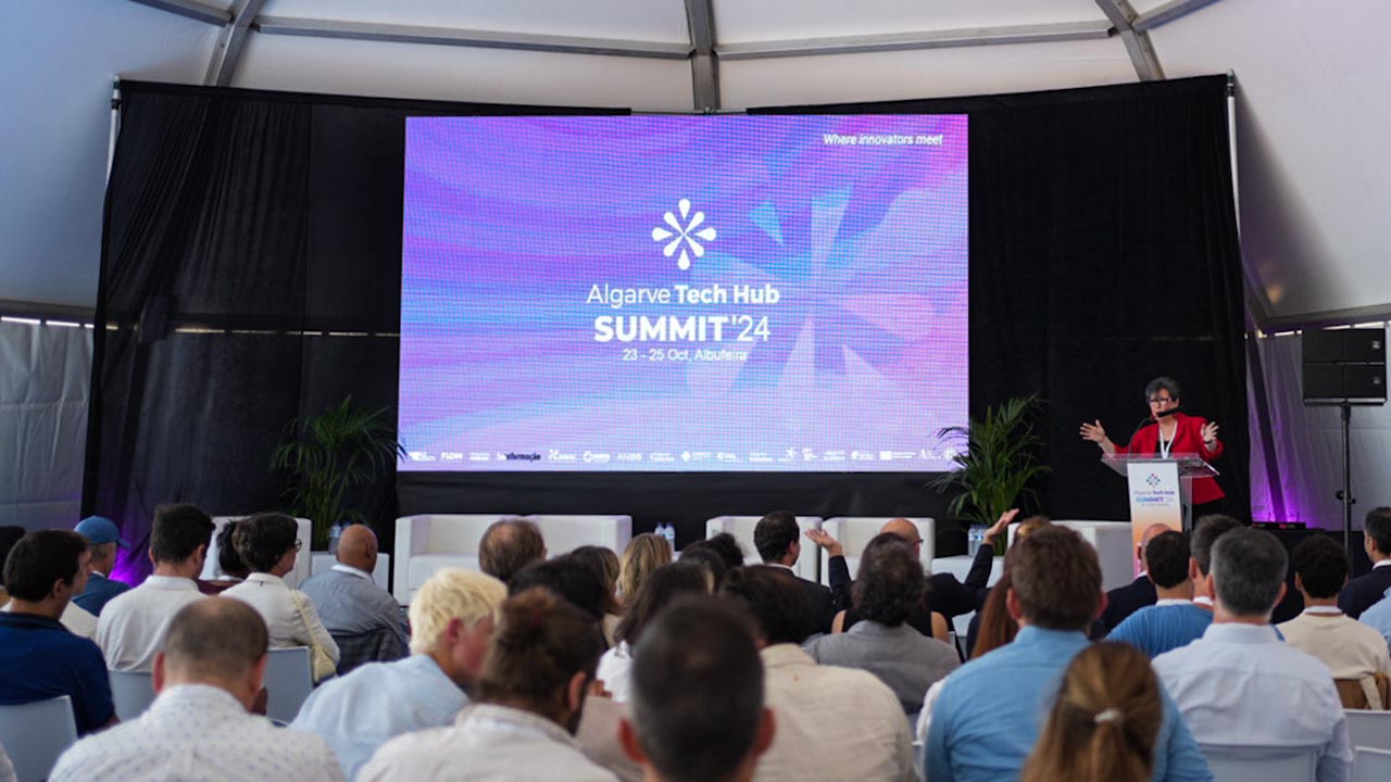 A Algarve Tech Hub Summit 2024 deu o pontapé de saída junto à Praia do Inatel, em Albufeira, reunindo centenas de participantes naquele que é o maior evento tecnológico da região, na quarta-feira, dia 23 de outubro.