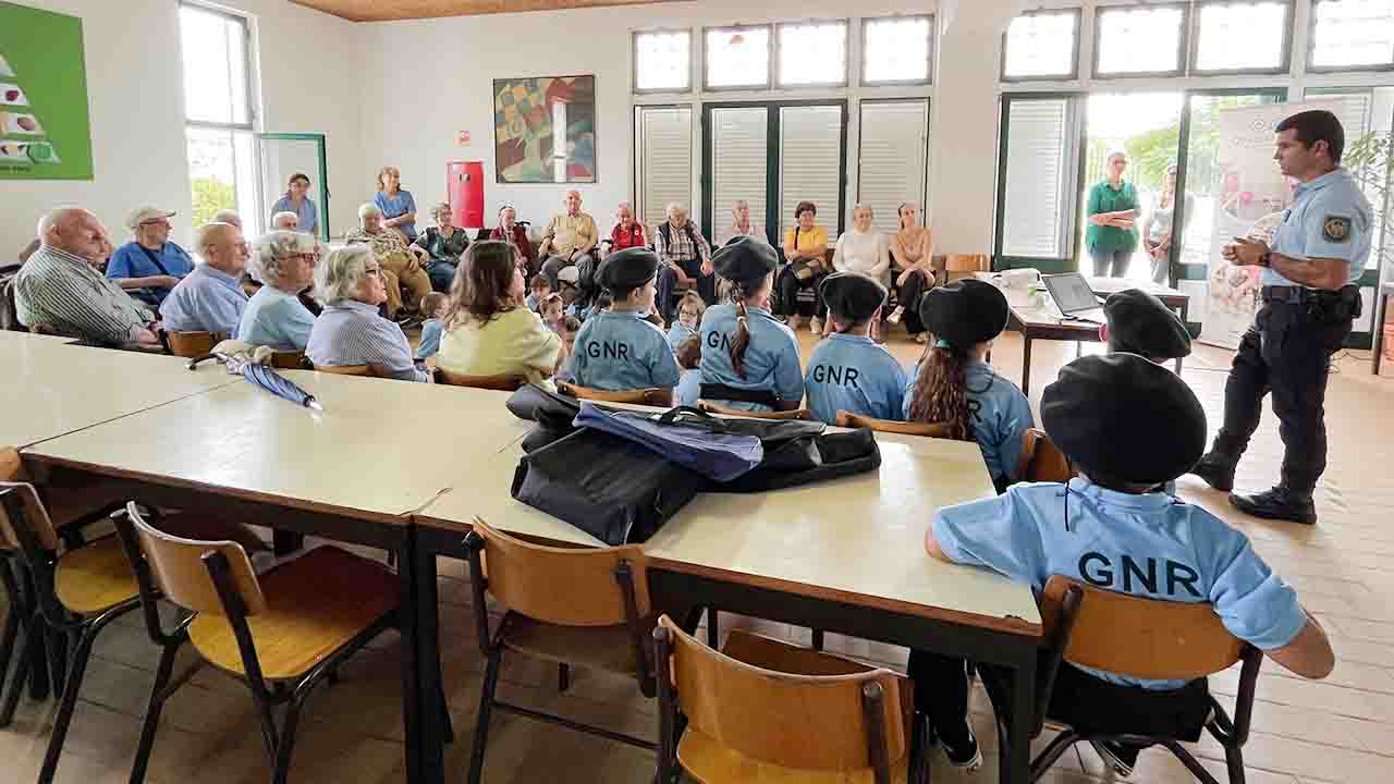 Os alunos foram os protagonistas de uma ação da GNR em Alcoutim, onde consciencializaram os idosos para a prevenção de burlas, furtos e violência, numa iniciativa promovida pela Odiana.