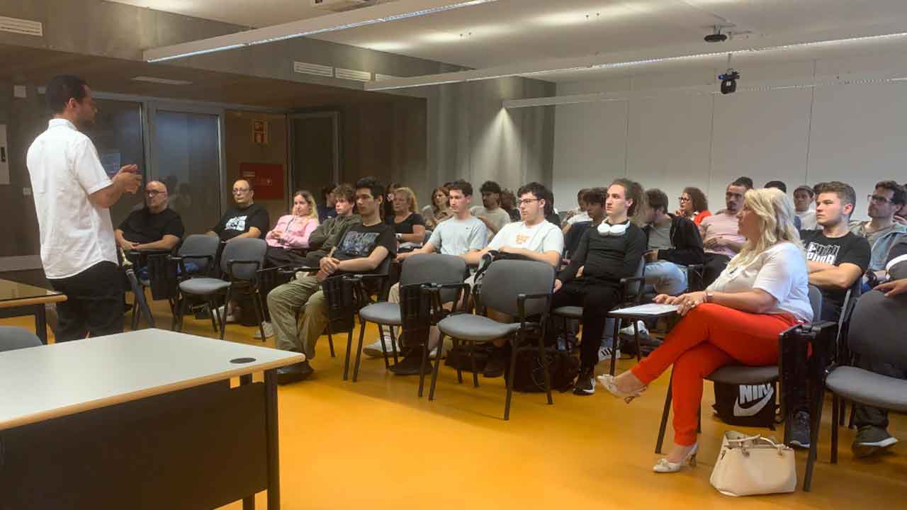 215 participantes estiveram presentes no 2.º Devfest Lagos, evento focado em fomentar o desenvolvimento do empreendedorismo, inteligência artificial, negócios e marketing digital.