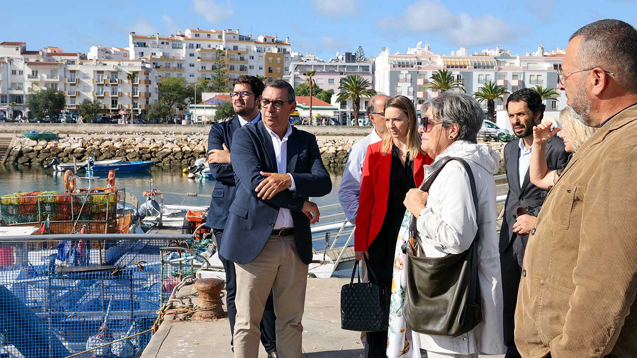 Cláudia Monteiro de Aguiar, secretária de Estado das Pescas, fez uma visita oficial a Lagos, acompanhada pelo executivo municipal, na manhã de ontem, dia 16 de outubro.