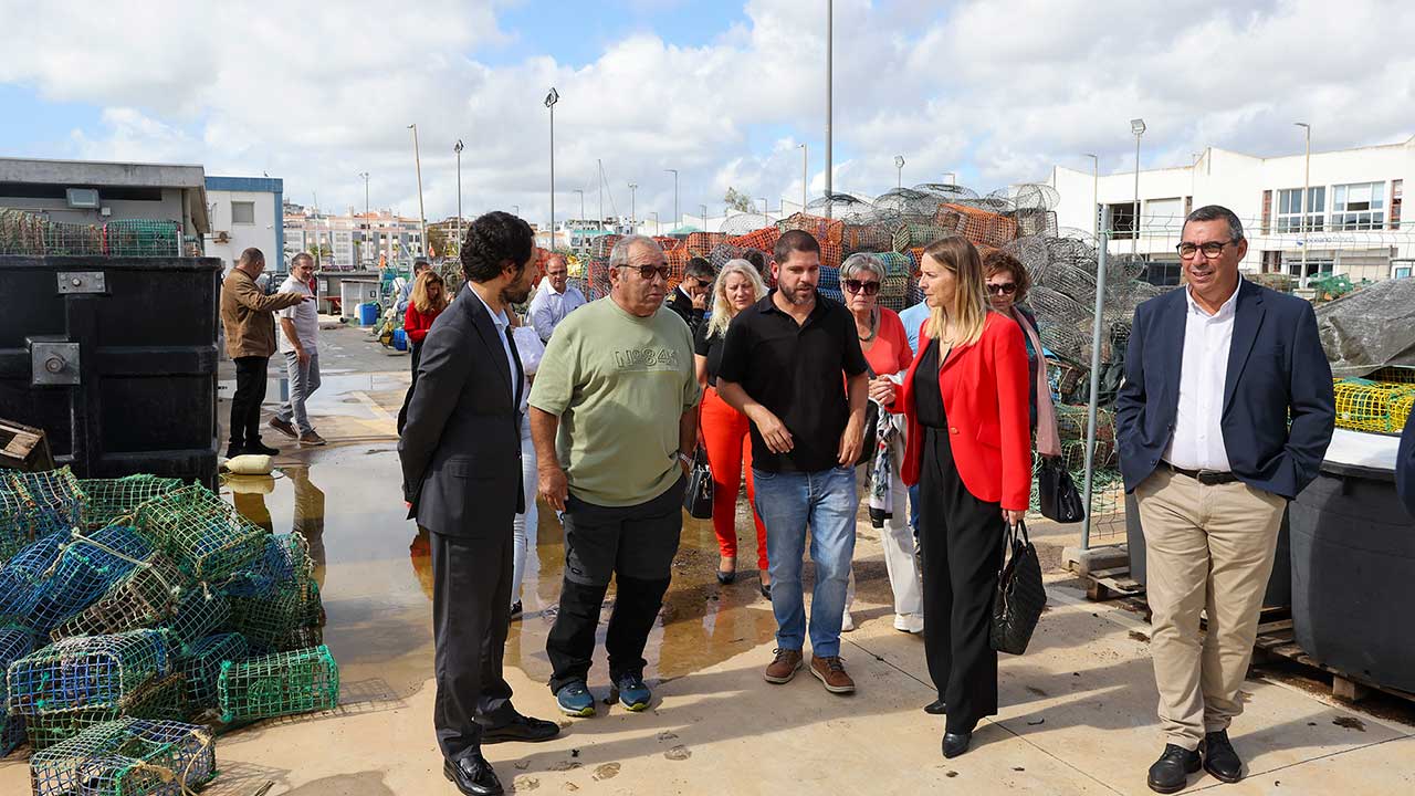 Cláudia Monteiro de Aguiar, secretária de Estado das Pescas, fez uma visita oficial a Lagos, acompanhada pelo executivo municipal, na manhã de ontem, dia 16 de outubro.