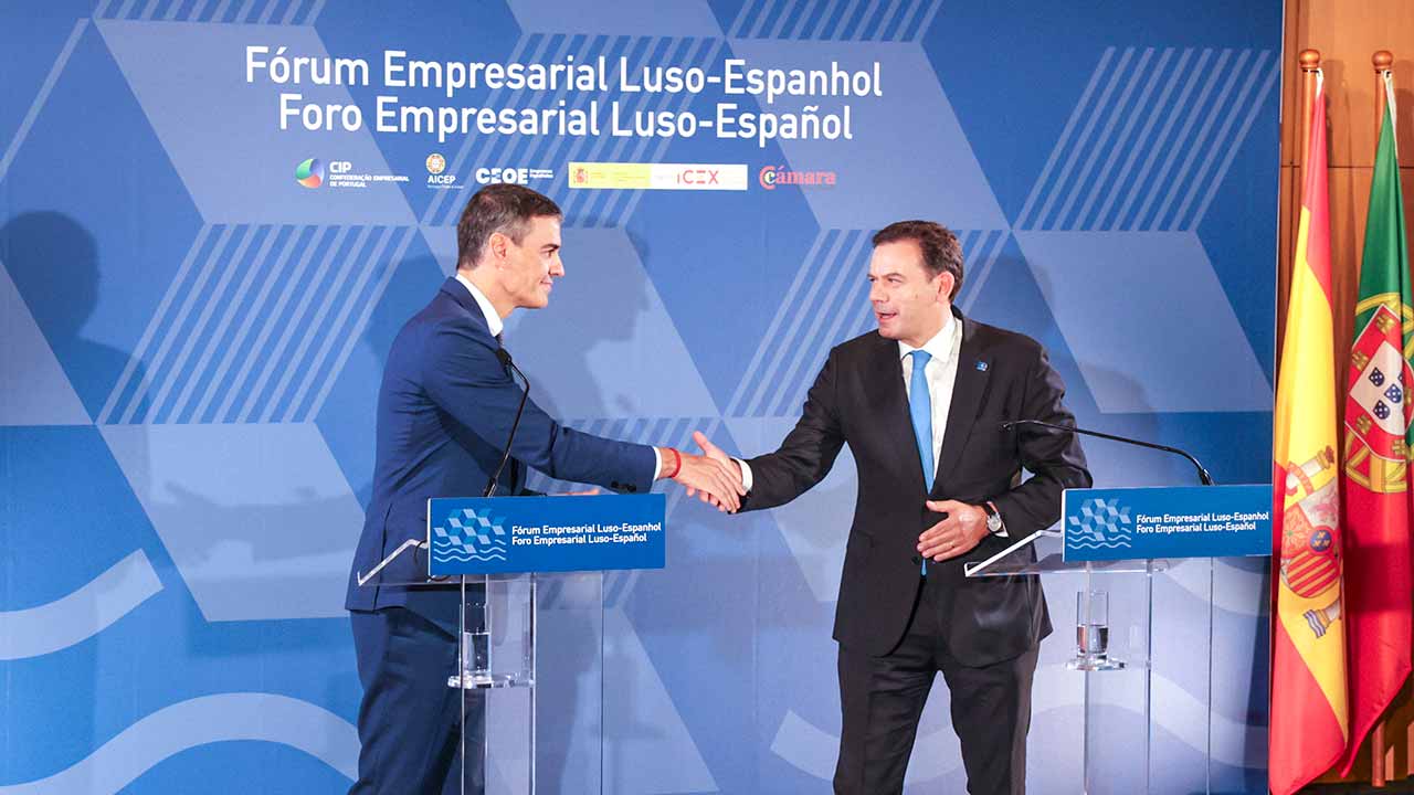 Pedro Sánchez e Luís Montenegro visitaram a UAlg para participar no Fórum Empresarial Luso-Espanhol, receber a medalha da instituição e assinar o Livro de Honra.