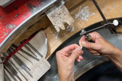 Márcia Neto Jewellery tem diferentes peças em prata e ouro, inspiradas na natureza, à venda no centro de Lagos.