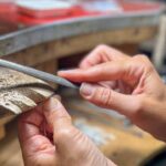 Márcia Neto Jewellery tem diferentes peças em prata e ouro, inspiradas na natureza, à venda no centro de Lagos.