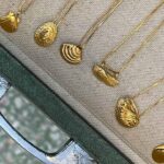 Márcia Neto Jewellery tem diferentes peças em prata e ouro, inspiradas na natureza, à venda no centro de Lagos.