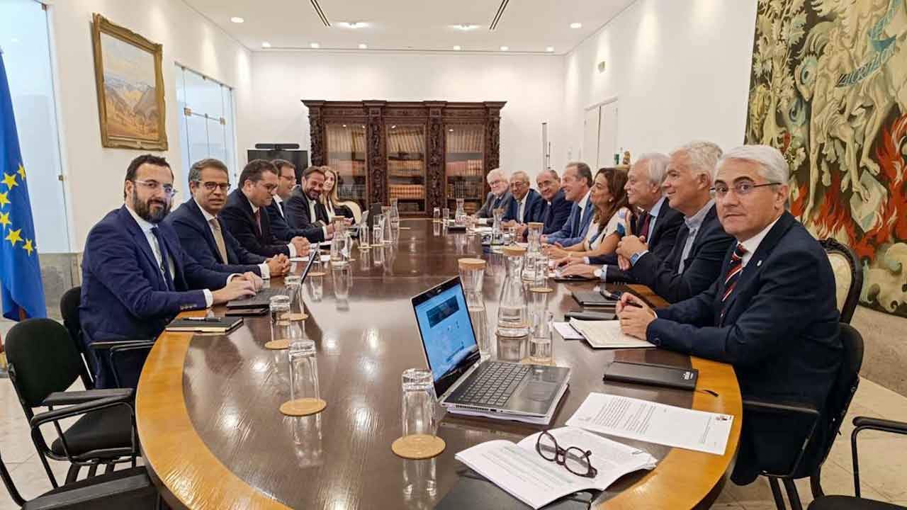 Os municípios propuseram ao governo que as obras em escolas e centros de saúde sejam dispensadas do visto prévio do Tribunal de Contas.