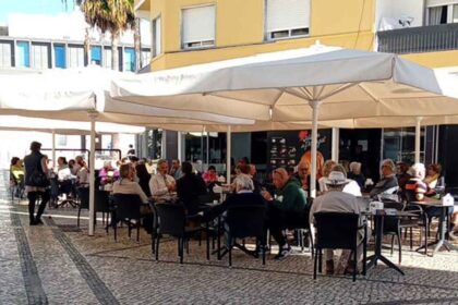 As esplanadas da Rua Vasco da Gama, em Quarteira, vão ser requalificadas, após proposta do PSD Loulé para reorganização da zona com soluções sustentáveis e acessíveis.