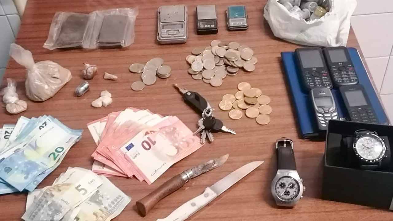 A esquadra de Olhão da Polícia de Segurança Pública (PSP) tem vindo a investigar uma rede local de traficantes de droga, com detenções.