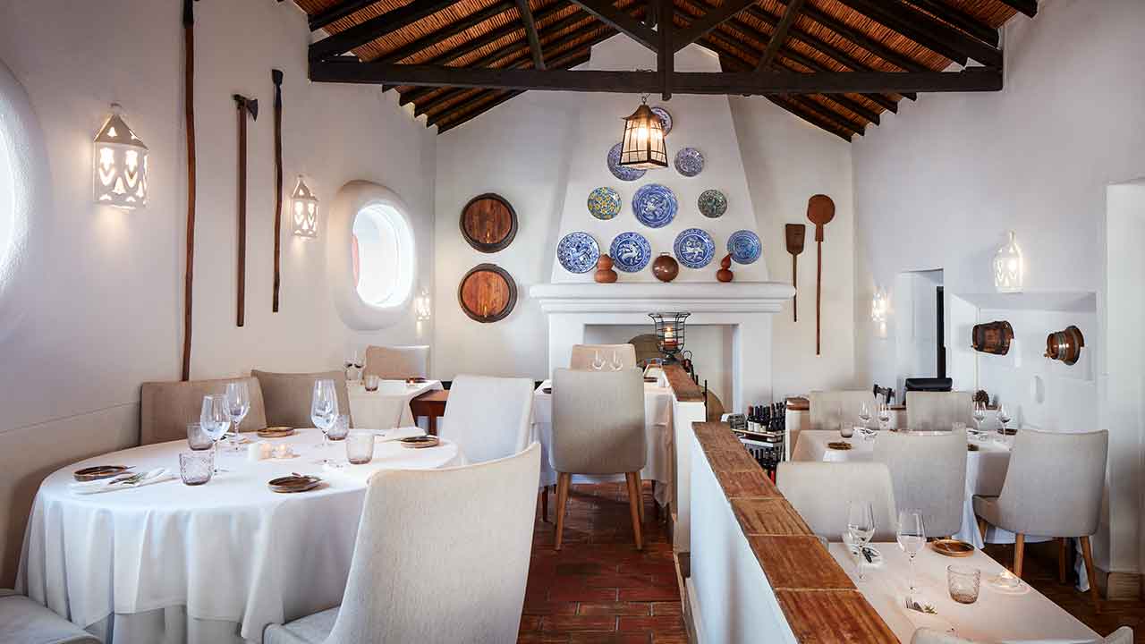Com uma cozinha de sabores portugueses, o restaurante Páteo Velho, no Tivoli Lagos, promove um jantar com os vinhos da Quinta da Sequeira.