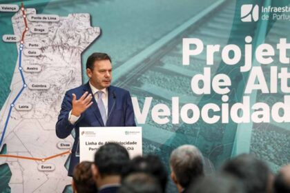 O primeiro-ministro afirmou hoje que o executivo PSD/CDS-PP está a gostar muito de ser governo, não pela «realização pessoal, mas pelo bem comum», dizendo estar a trabalhar para construir «um Portugal novo».