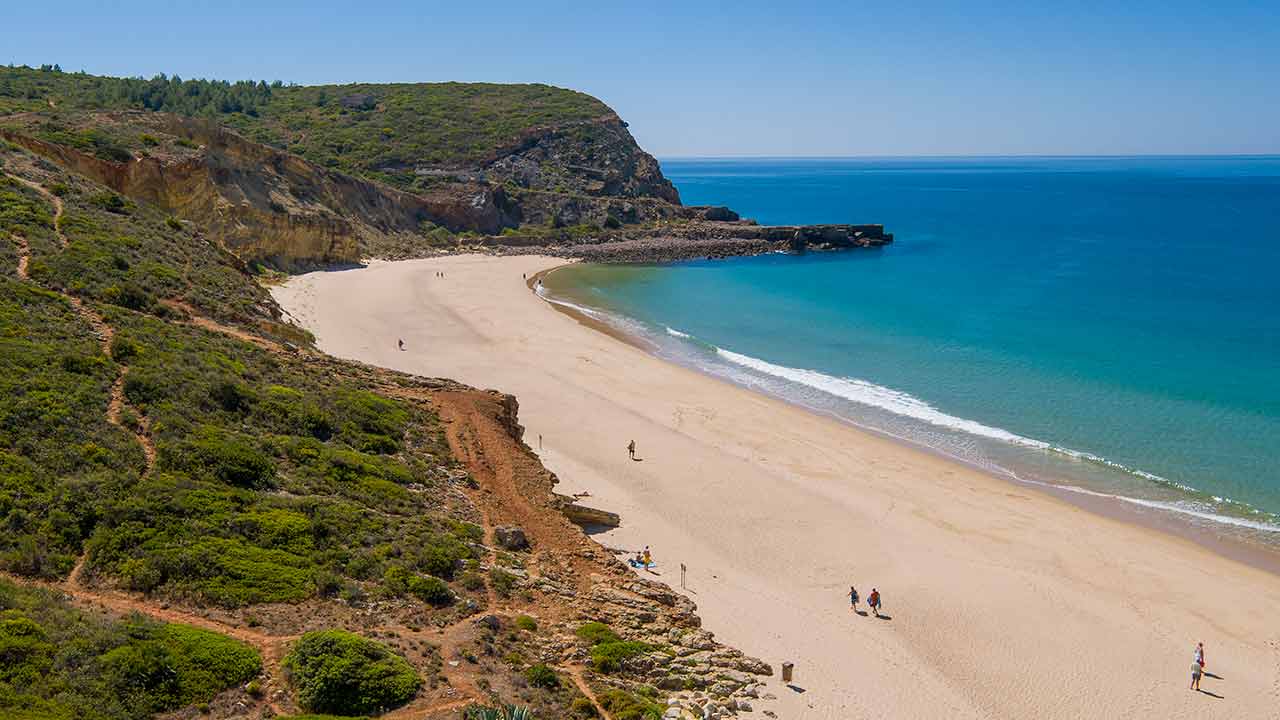 As praias de Cabanas Velhas e da Boca do Rio, em Vila do Bispo, foram hoje interditas a banhos, devido ao derramamento de crude.