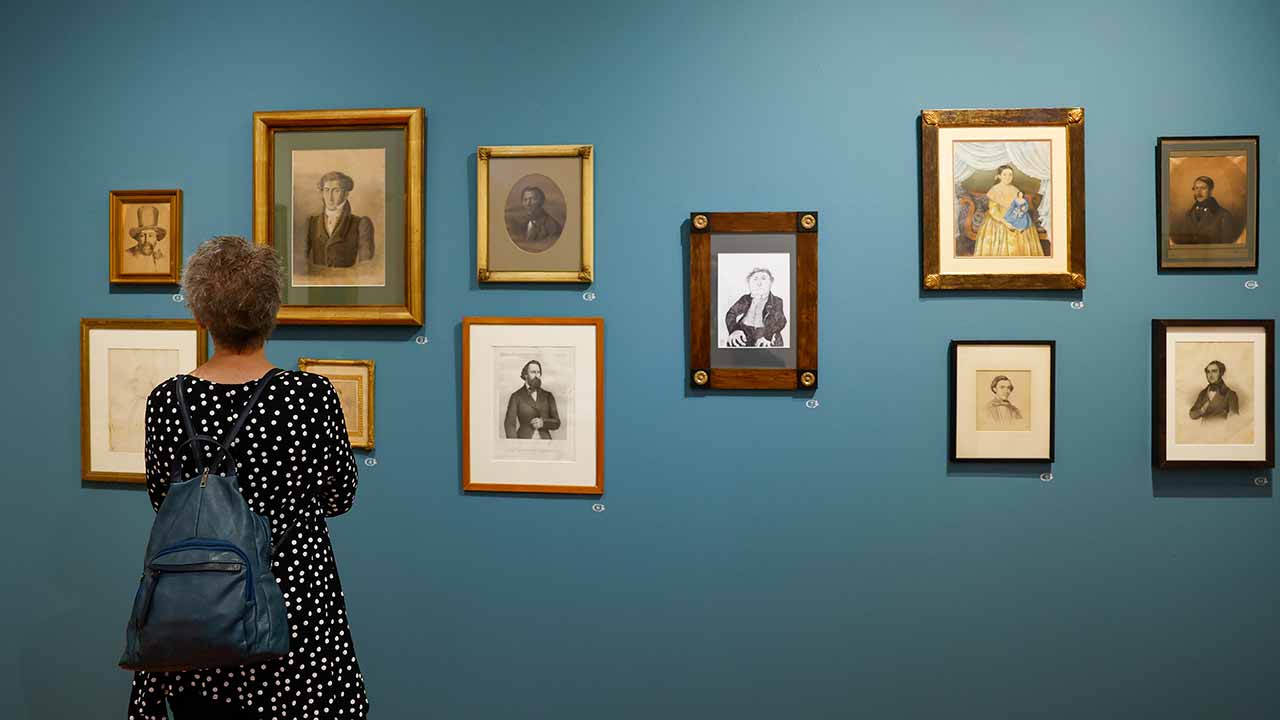 A exposição «Retratos Românticos», patente no Museu Municipal de Faro até 29 de dezembro, reúne aproximadamente 50 peças de uma coleção particular, na sua maioria nunca antes exibidas ao público.