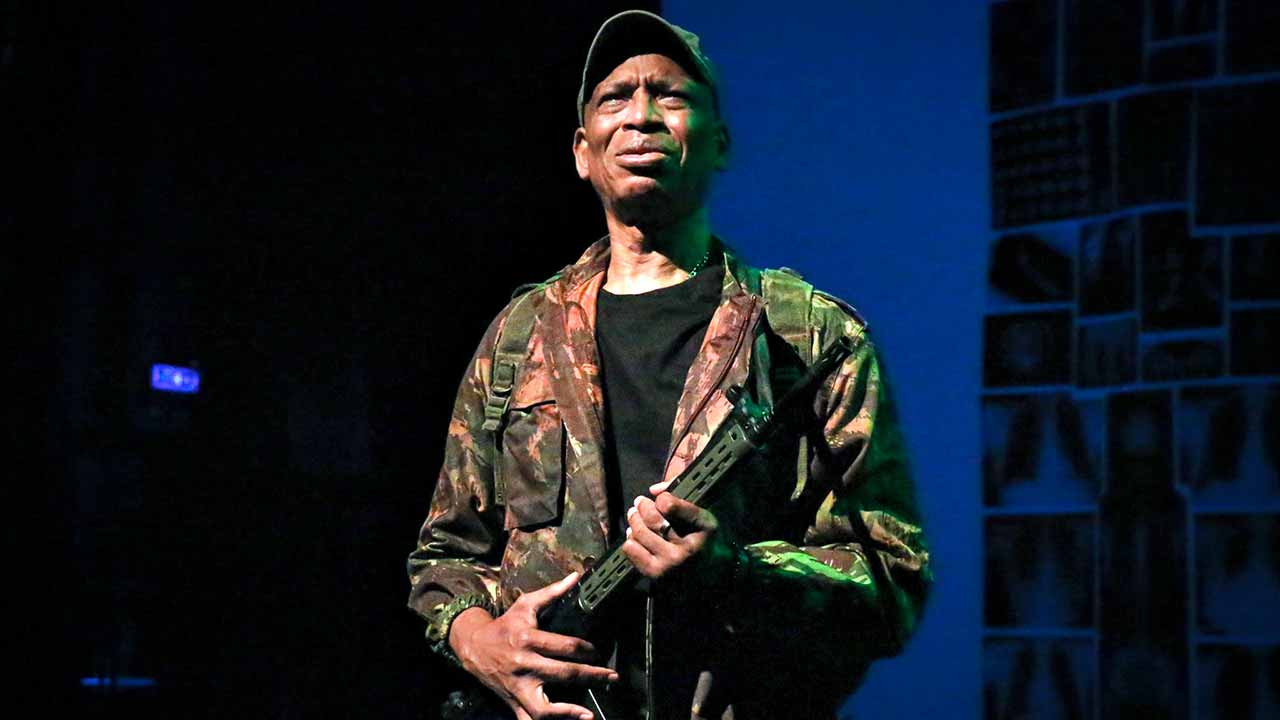 A peça «Suplicantes», que a ACTA – Companhia de Teatro do Algarve estreia na sexta-feira no Teatro das Figuras, em Faro, aborda a Guerra Colonial e aspetos do conflito que permaneceram em silêncio, disse o encenador à agência Lusa.