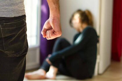 A GNR deteve este ano 1.074 pessoas por violência doméstica, no âmbito de 11.076 crimes registados até 30 de setembro, anunciou hoje esta força de segurança, com base em dados provisórios.