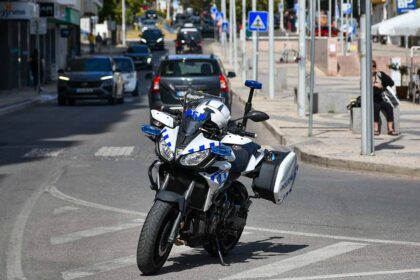 A Autoridade Nacional de Segurança Rodoviária, PSP e GNR realizam a partir de hoje e até segunda-feira a campanha de prevenção «Ao volante, o telemóvel pode esperar» com várias ações de fiscalização e sensibilização dos condutores.