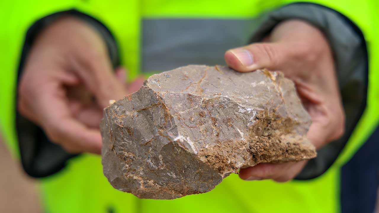 Algarbritas, S.A., combina a exploração de uma pedreira com outras áreas de negócio complementares, como a produção de pré-fabricados inovadores em betão e a gestão de resíduos.