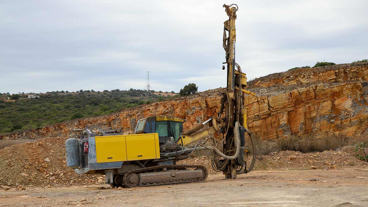 Algarbritas, S.A., combina a exploração de uma pedreira com outras áreas de negócio complementares, como a produção de pré-fabricados inovadores em betão e a gestão de resíduos.