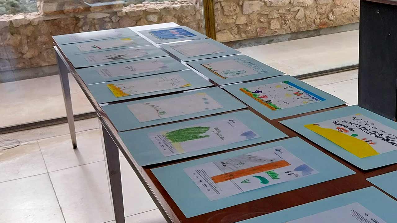 A Camarinha – planta costeira de frutos brancos dá o mote a uma exposição de desenhos do projeto Emc2, na Fortaleza de Sagres.