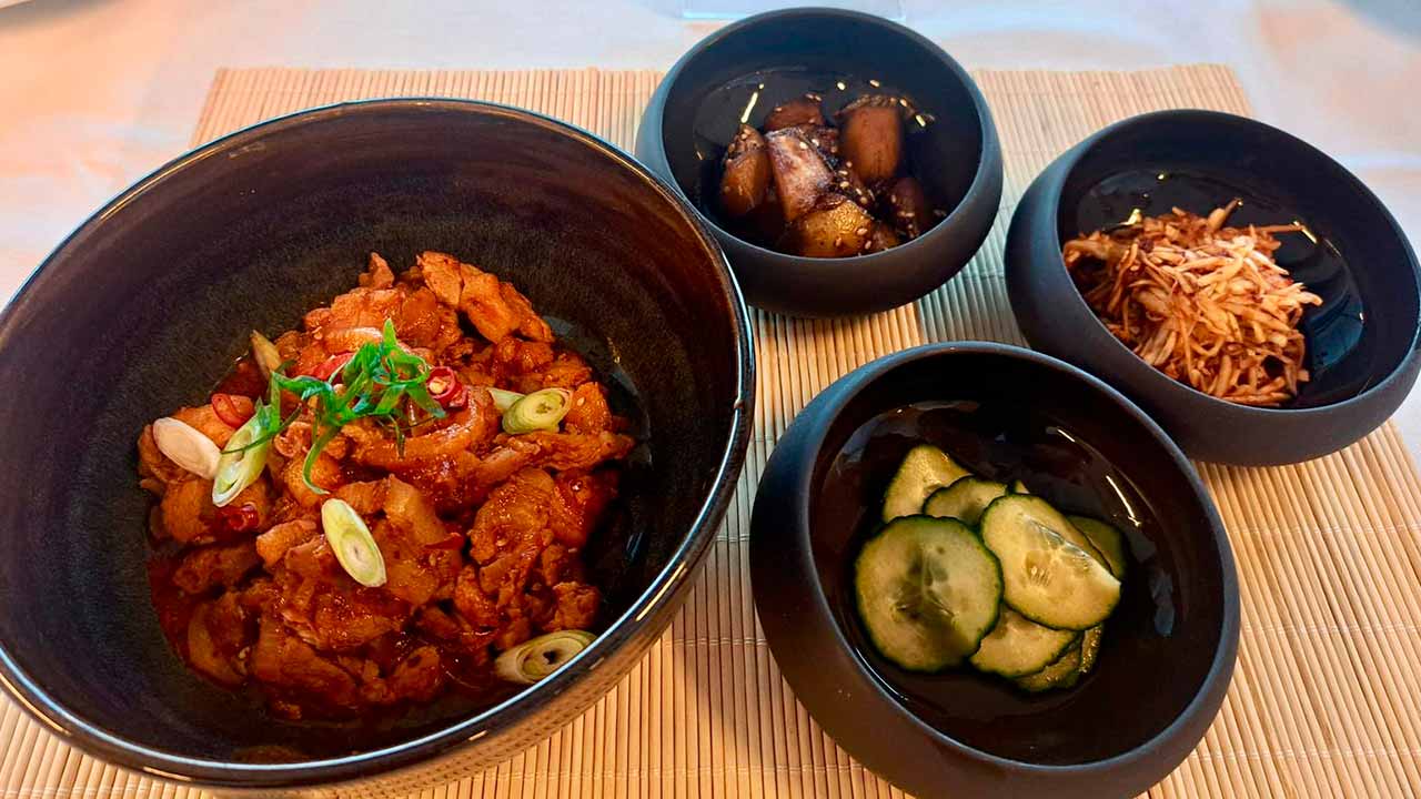 O Concurso de Gastronomia Coreana, realizado este ano no Porto, teve como vencedor Rodrigo Pereira, aluno da EHTA, que recriou um Jeyuk bokkeum.