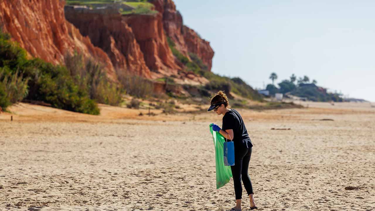 A ação de limpeza de praias resulta de uma parceria entre a Infralobo e Vale do Lobo, pretende assinalar o Dia Nacional do Mar.