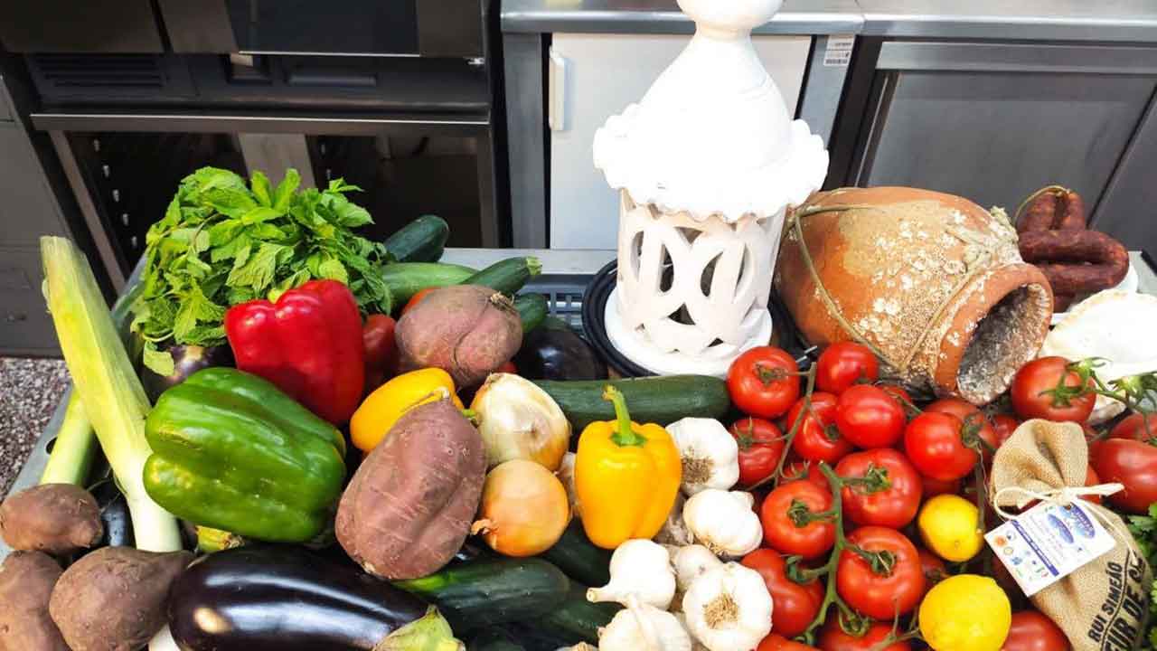 A Escola de Hotelaria e Turismo do Algarve (EHTA), em Faro, acolhe uma mostra de produtos locais com sessão de showcooking no âmbito do projeto GrowLIFE, na quinta-feira, dia 28 de novembro.