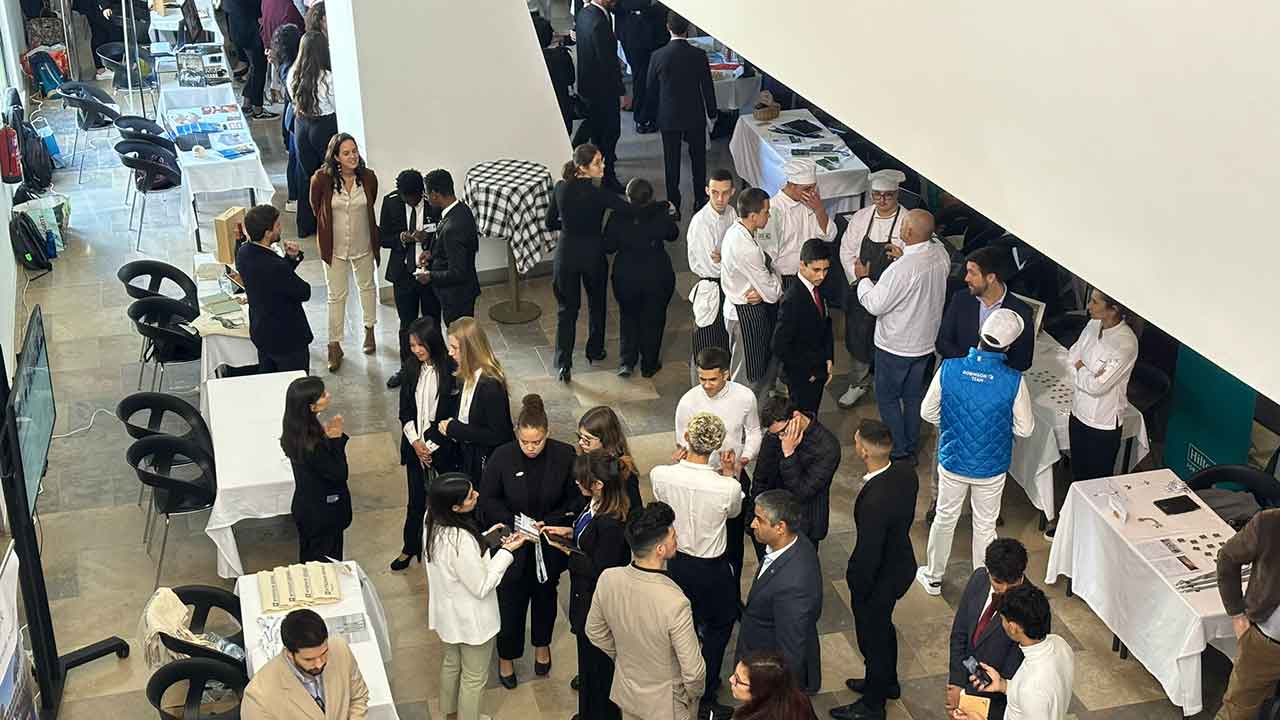 A Escola de Hotelaria e Turismo do Algarve (EHTA), em Faro, acolhe uma mostra de produtos locais com sessão de showcooking no âmbito do projeto GrowLIFE, na quinta-feira, dia 28 de novembro.