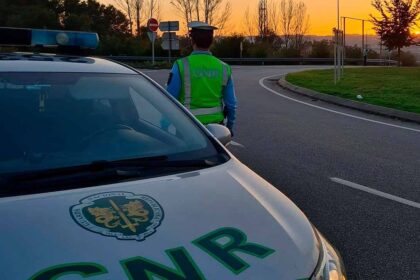 Um recluso argelino que se tinha evadido na terça-feira junto ao Tribunal da Relação de Lisboa foi capturado hoje de manhã em Estômbar, no concelho de Lagoa, anunciou a GNR.