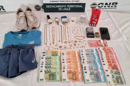 A GNR de Loulé deteve um homem de 37 anos por furtos em residências de luxo naquele concelho, após investigação que decorria há 18 meses.