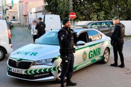Na sequência de uma operação de prevenção criminal, a GNR deteve cinco pessoas por tráfico de estupefacientes em Quarteira, tendo apreendido 56 doses de haxixe, 52 de heroína e 18 de cocaína.