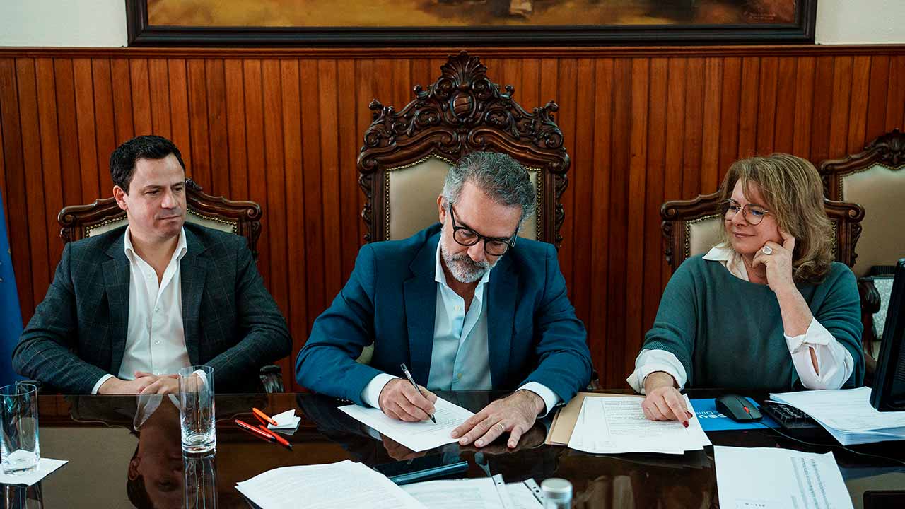 Já foram assinadas as primeiras três escrituras de habitação a custos controlados no município de Olhão, momento em que António Miguel Pina esteve presente.