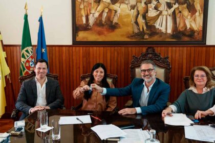 Já foram assinadas as primeiras três escrituras de habitação a custos controlados no município de Olhão, momento em que António Miguel Pina esteve presente.